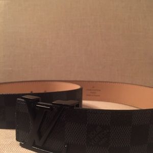 LV BLK initiates belt. Worn once.